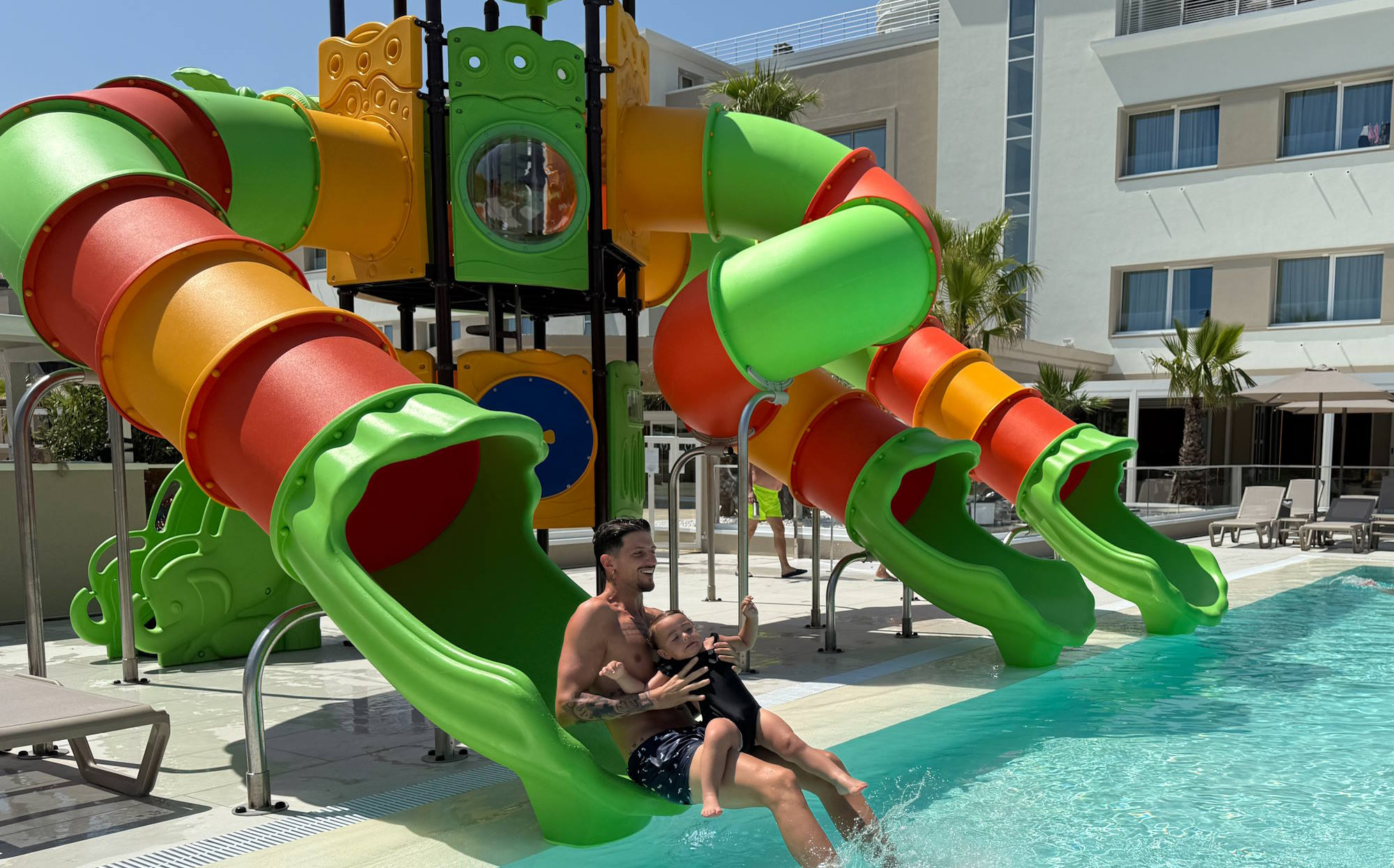 media.Slide_piscina_2_cfh_village_riccione