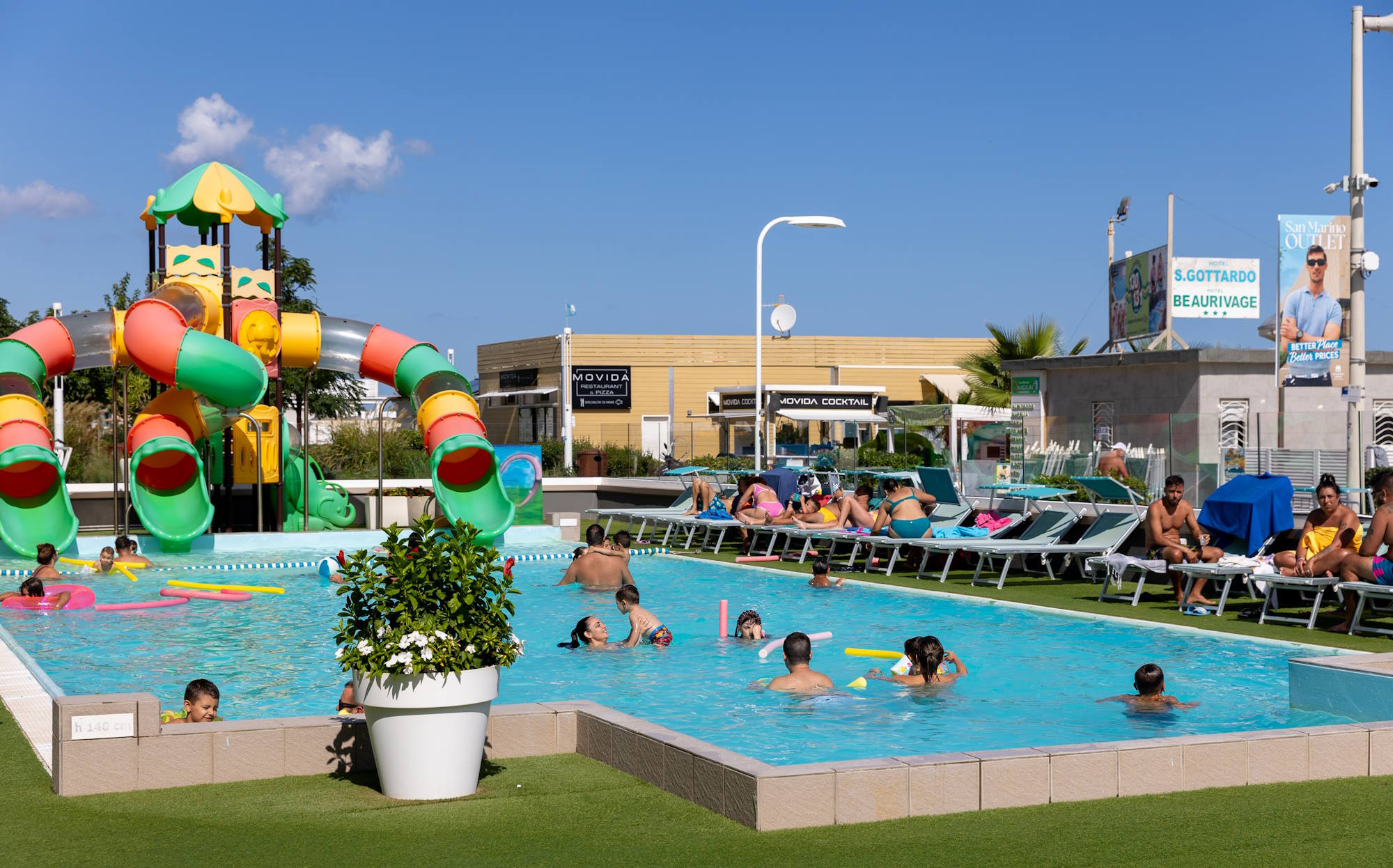 media.CFH_Riccione_piscina_fronte_spiaggia_2000x1246