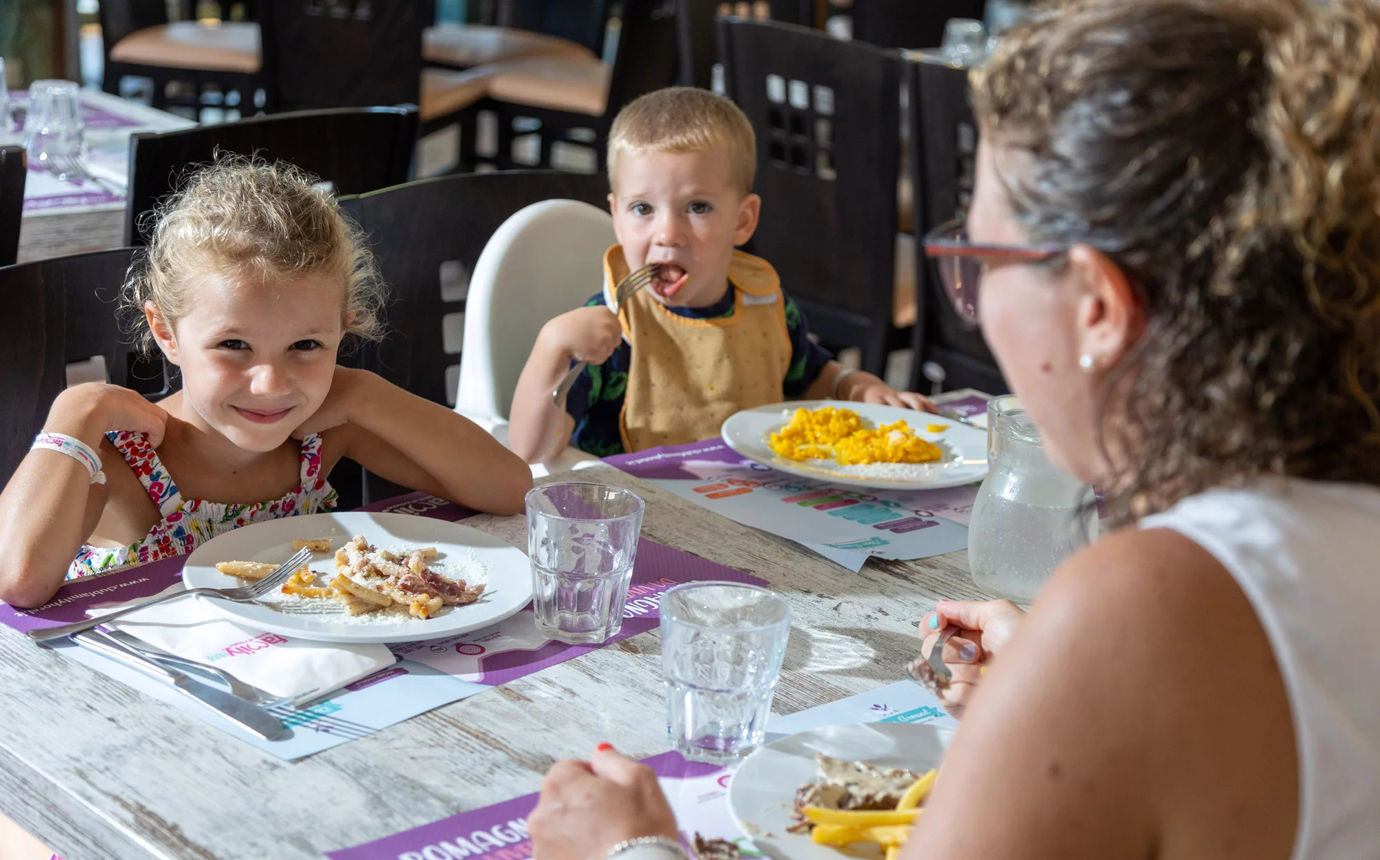 media.Slide-DineAround_2ClubFamilyHotel